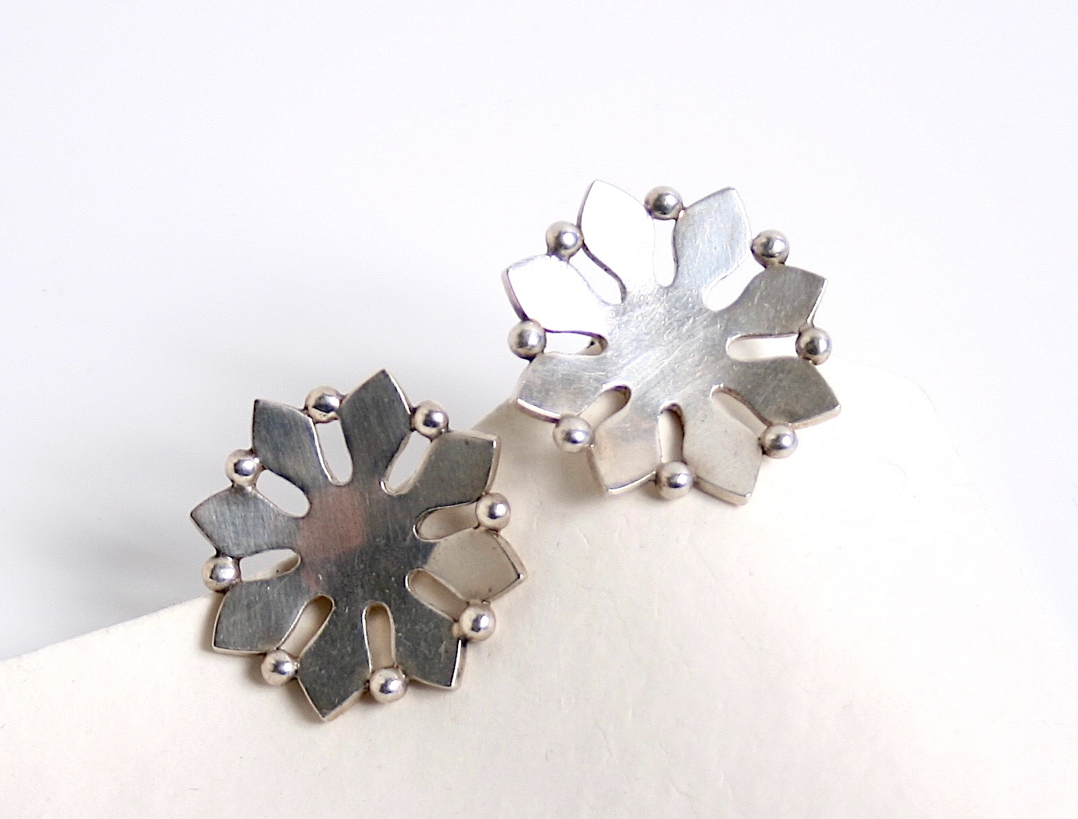 Discover the exquisite Hans Hansen Silver Flower Clip Earrings, featuring a stunning floral design that adds a touch of elegance to any outfit. Perfect for special occasions or everyday wear. Shop now and elevate your jewelry collection!